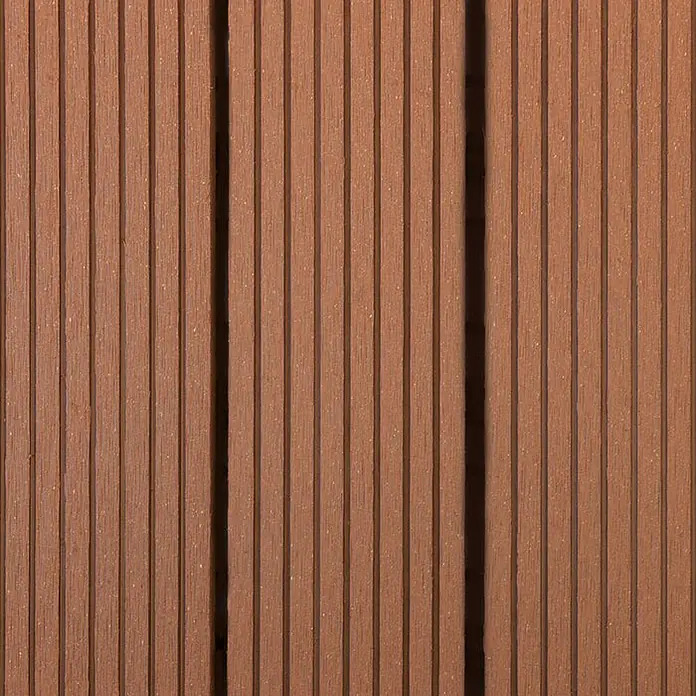 Floordirekt Klickfliese WPC Royal 30 x 60 cm Hellbraun 6er-Set - 60 x 30 x 2,2 cm, 6 Stk. - Nahaufnahme von braunen Terrassendielen, die durch dunkle Fugen getrennt sind und eine natürliche Holzoptik aufweisen.