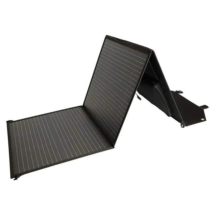 FlyBat Solarmodul SP-100 - Nennleistung: 105 W, L x B x H: 45,5 x 3,5 x 42,5 cm - Das Bild zeigt ein tragbares Solarpanel, das aufgeklappt ist. Das Panel ist schwarz mit feinen weißen Linien und für den mobilen Einsatz konzipiert.