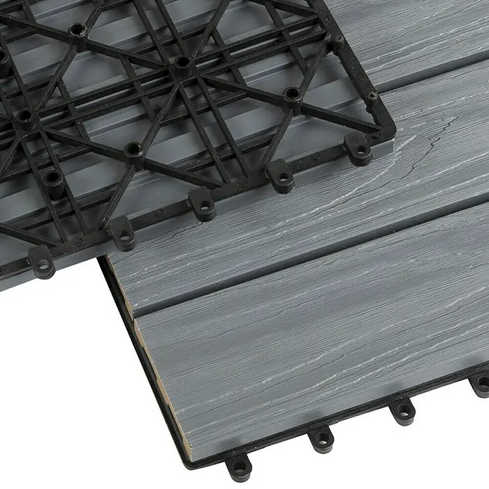 Floordirekt Klickfliese WPC Classic 30 x 30 cm Grau 11er-Set - 30 x 30 x 2,2 cm, 11 Stk. - Das Bild zeigt graue Terrassenfliesen aus Holzverbundwerkstoff mit einem schwarzen Kunststoff-Unterbau für eine einfache Verlegung.