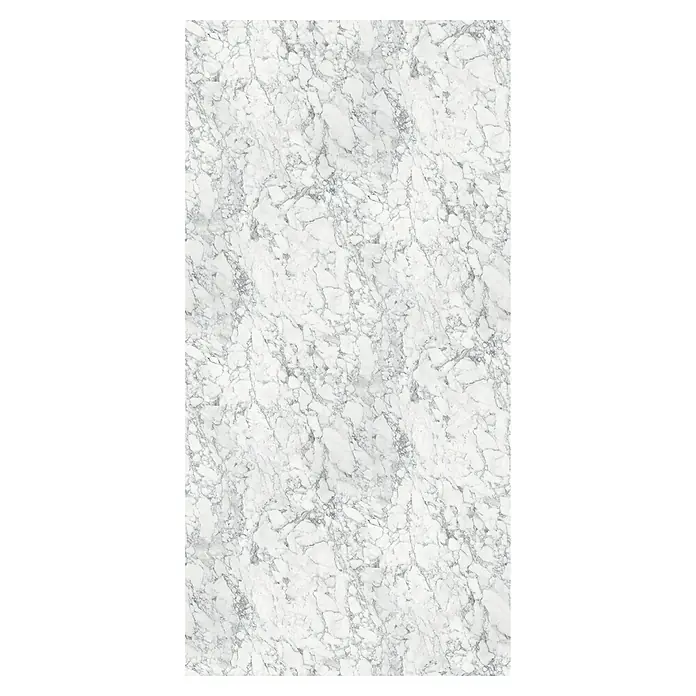 Wetwall Wandpaneel Elite - 16 x 242 cm, White Marble, Abgerundete Kante - Detailaufnahme einer Marmorplatte mit feinen grauen Adern, die ein elegantes und luxuriöses Aussehen verleihen. Ideal für Arbeitsplatten.