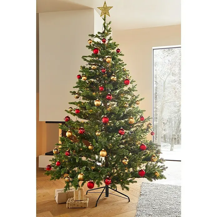 Edelmann Künstlicher Weihnachtsbaum Maklura - Höhe: 185 cm, Grün - Geschmückter Weihnachtsbaum mit roten und goldenen Kugeln sowie einem goldenen Stern an der Spitze, der festliche Stimmung verbreitet.