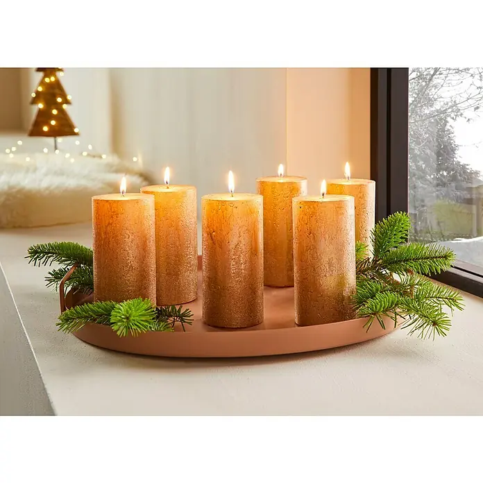 Stumpenkerze Nova Safe - Ø x H: 6 x 11 cm, Antikgold - Festlicher Adventskranz mit sechs goldenen Kerzen und Tannenzweigen, die eine warme, weihnachtliche Atmosphäre verbreiten.