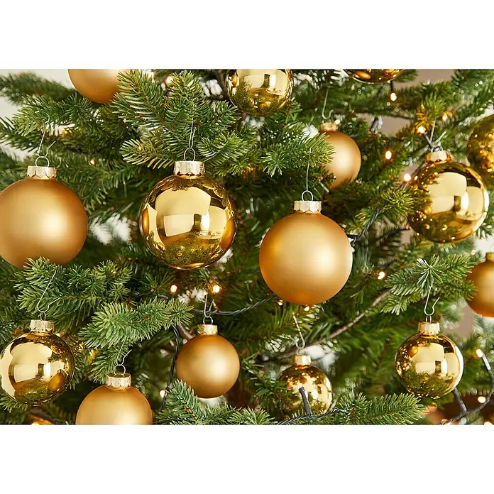 Weihnachtskugeln - Gold, Kunststoff, Durchmesser: 4 cm - 6 cm, 50 Stk. - Nahaufnahme von goldenen Weihnachtskugeln, die an einem Weihnachtsbaum hängen, der mit funkelnden Lichtern geschmückt ist.