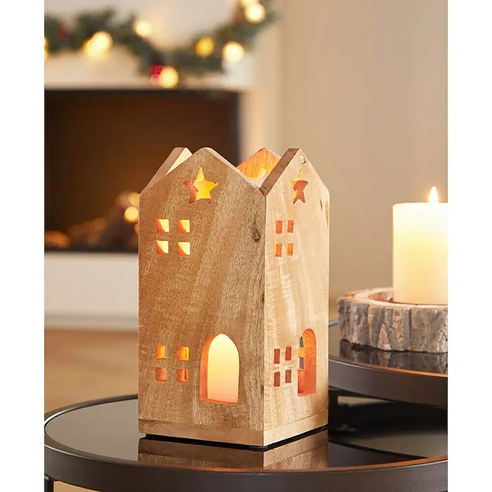 Laterne Haus - L x B x H: 12 x 12 x 24 cm, Natur - Dekoratives Holzhaus-Windlicht mit Fenster- und Sternmotiven, das warmes Kerzenlicht verbreitet und eine gemütliche Atmosphäre schafft.