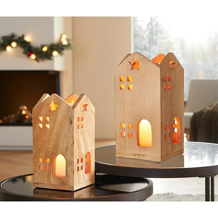 Laterne Haus - L x B x H: 15 x 15 x 30 cm, Natur - Dekorative Holzhaus-Laternen: Gemütliche Windlichter für eine festliche Atmosphäre mit Sternen und Fenstern.