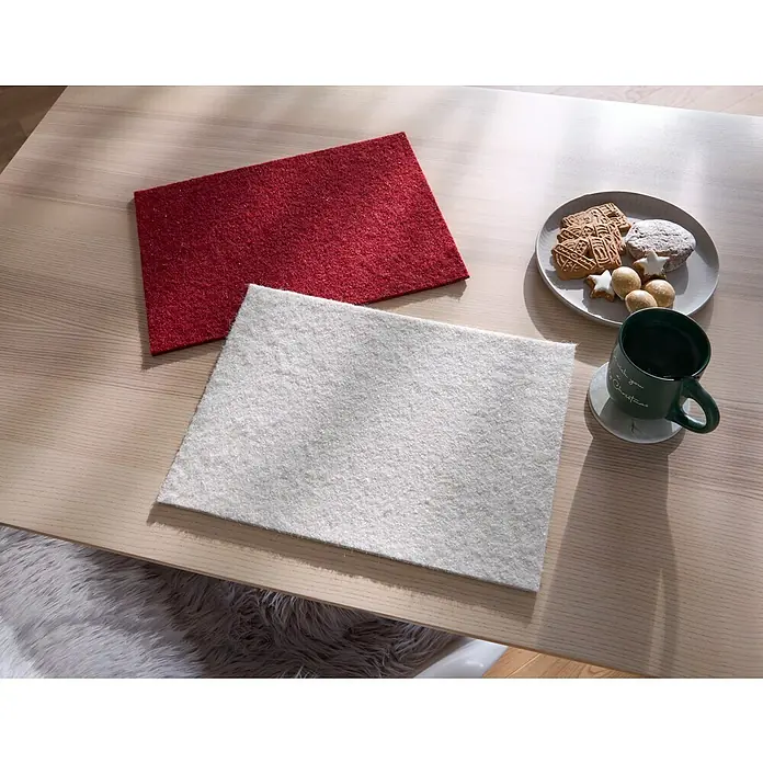 Platzset - 1 Stk., Sortiert, 28 x 38 cm - Rote und weiße Filzuntersetzer liegen auf einem Tisch neben einer Tasse und einem Teller mit Keksen.