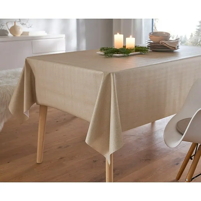 Tischdecke - Uni Kiefer, 220 x 140 cm, Rechteckig - Ein beiger Tisch mit einer beigen Tischdecke darauf, dekoriert mit Kerzen und Geschirr, schafft eine warme und einladende Atmosphäre.