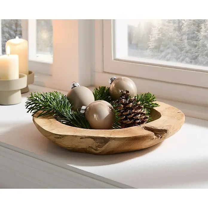 Teakschale Luna - Durchmesser: 28 cm, Holz - Eine rustikale Holzschale mit Weihnachtskugeln, Tannenzweigen und einem Zapfen als festliche Dekoration auf einer Fensterbank.