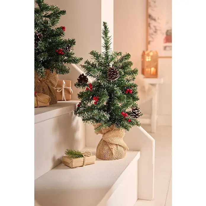 Edelmann Künstlicher Weihnachtsbaum Creston - Höhe: 45 cm, Grün - Dekorative Mini-Weihnachtsbäume auf einer Treppe, geschmückt mit Tannenzapfen und roten Beeren, eingewickelt in Jute.