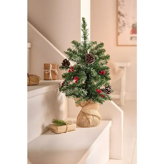 Edelmann Künstlicher Weihnachtsbaum Creston - Höhe: 45 cm, Grün - Festlicher, kleiner Weihnachtsbaum im Jutesack mit Dekoration auf weißer Treppe mit Geschenken. Perfekt für die Weihnachtszeit.