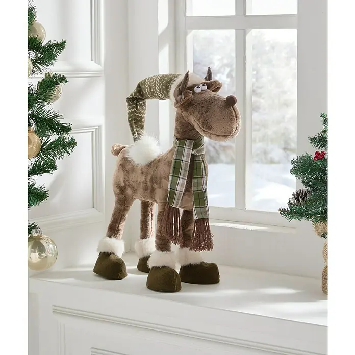 Dekofigur Weihnachtselch - L x H: 29 x 46 cm, Textil - Stoffelch mit Mütze und Schal als festliche Dekoration.