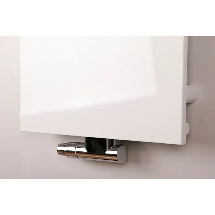 Szagato Mittelanschlussblock - ½″, Durchgang, Chrom - Nahaufnahme eines weißen Heizkörpers mit Chrombeschlägen an einer Wand, der ein modernes und effizientes Heizsystem zeigt.
