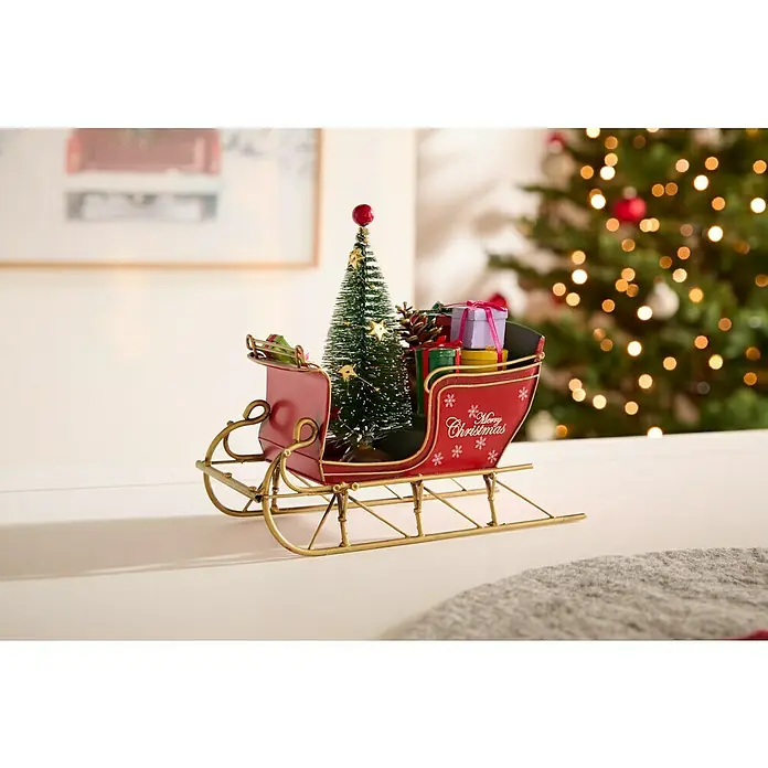 Dekofigur Weihnachtsschlitten - L x B x H: 22 x 10,5 x 18 cm, Metall - Roter Weihnachtsschlitten mit goldenen Kufen, beladen mit Geschenken und einem Tannenbaum, als festliche Dekoration.