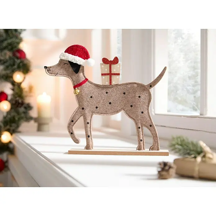 Noor Living Dekofigur X-Mas Hund - L x B x H: 5 x 30 x 26 cm, Holz - Weihnachtliche Dekoration: Ein Stoffdalmatiner mit Weihnachtsmütze und Geschenk auf dem Rücken, eine festliche und verspielte Ergänzung für jede Weihnachtsdekoration.