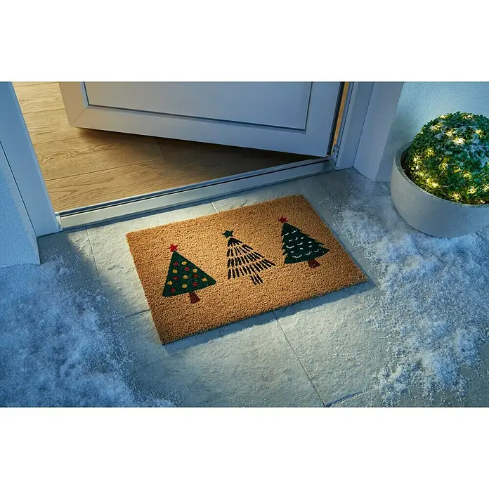 Fußmatte - 60 x 40 cm, Braun/Grün, Material Nutzschicht: 100 % Kokos, Tannenbäume, Kokos - Fußmatte mit drei Weihnachtsbäumen vor einer offenen Tür, die eine festliche und einladende Atmosphäre schafft.