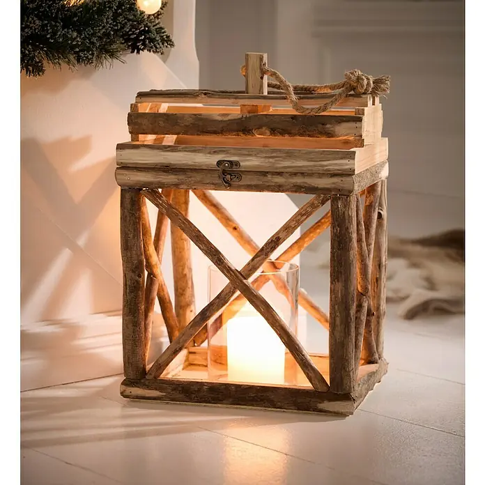 Laterne Rustic - 1 Stk., L x B x H: 38 x 28 x 55 cm, Natur - Rustikale Holzlaterne mit Glaseinsatz und einer brennenden Kerze, die eine warme und gemütliche Atmosphäre verbreitet.