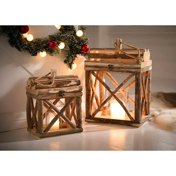 Laterne Rustic - 1 Stk., L x B x H: 28 x 18 x 38 cm, Natur - Gemütliche Szene mit zwei rustikalen Holzlaternen, die mit Kerzenlicht eine warme Weihnachtsstimmung verbreiten. Dekoriert mit Tannengrün und roten Kugeln.