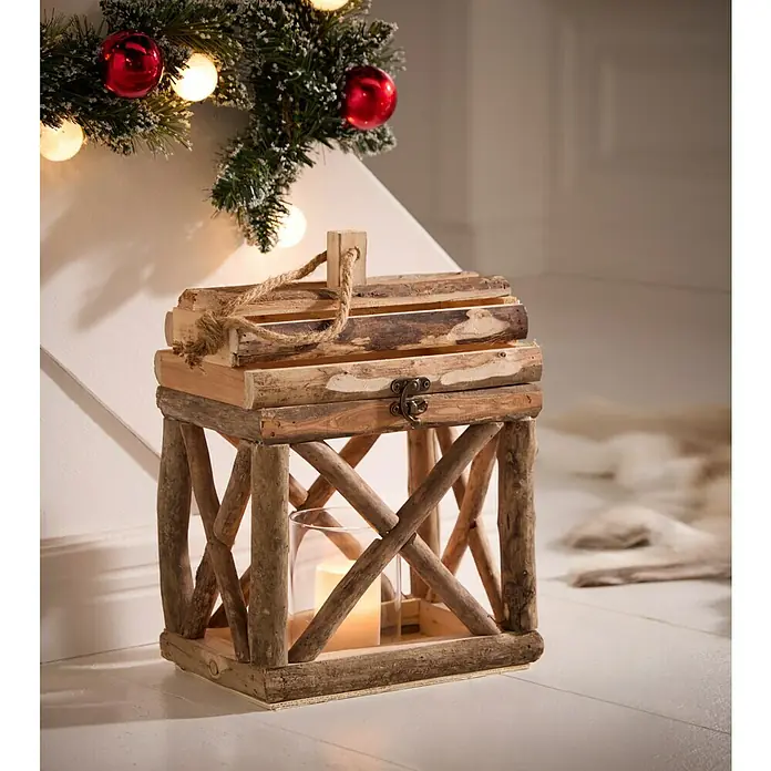 Laterne Rustic - 1 Stk., L x B x H: 28 x 18 x 38 cm, Natur - Rustikale Holzlaterne mit Kerze und Seilgriff unter einem weihnachtlichen Girlanden-Arrangement für stimmungsvolle Beleuchtung.