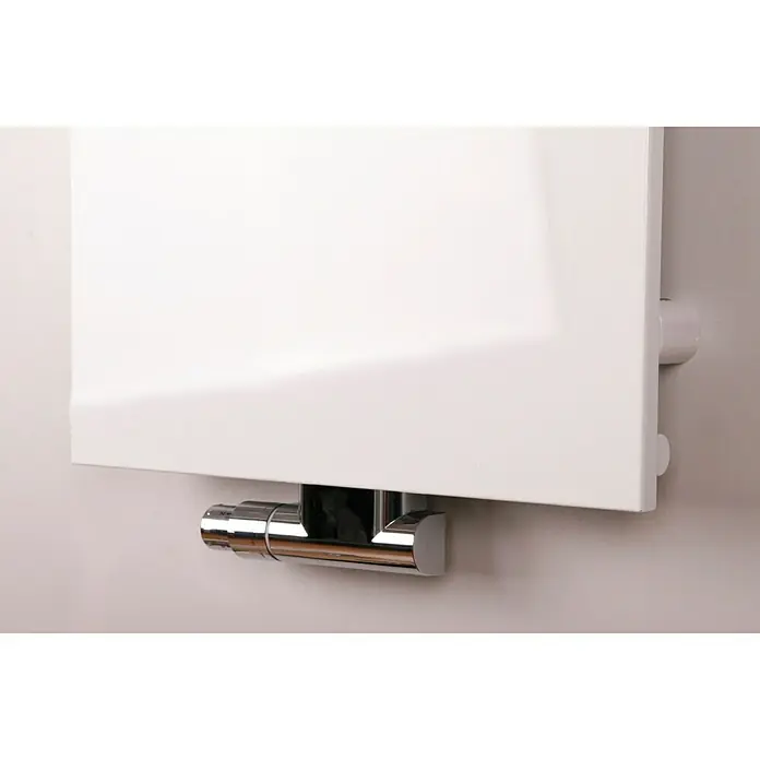 Szagato Mittelanschlussblock - ½″, Eck, Chrom - Detailaufnahme eines weißen Heizkörpers mit glänzenden Chromarmaturen, ideal für moderne Badezimmer.