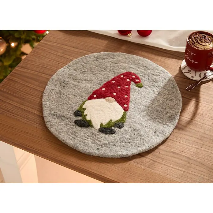 Tisch-Set - Wichtel, Grau, Durchmesser: 38 cm - Filz-Tischset mit einem applizierten Weihnachtswichtel in Rot, Weiß und Grün, ideal für festliche Tischdekorationen.