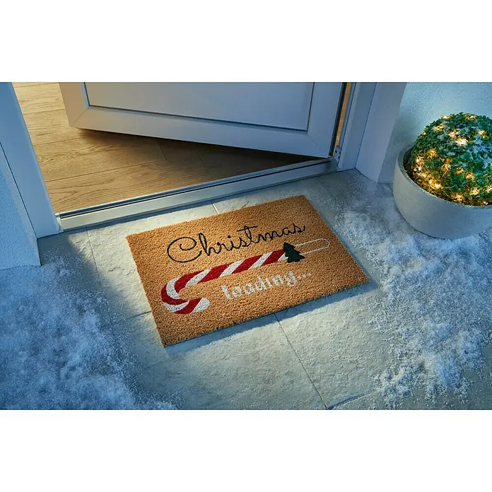 Fußmatte - 60 x 40 cm, Braun/Rot, Material Nutzschicht: 100 % Kokos, X-Mas Loading, Kokos - Fußmatte mit Weihnachtsmotiv vor einer geöffneten Tür, die festliche Stimmung verbreitet und Gäste willkommen heißt.