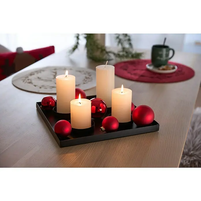 Adventskerzenhalter - Schwarz, L x B x H: 30 x 3 x 2 cm - Kerzenarrangement mit roten Kugeln auf einem schwarzen Tablett. Festliche Dekoration für gemütliche Stunden im Advent und Winter.