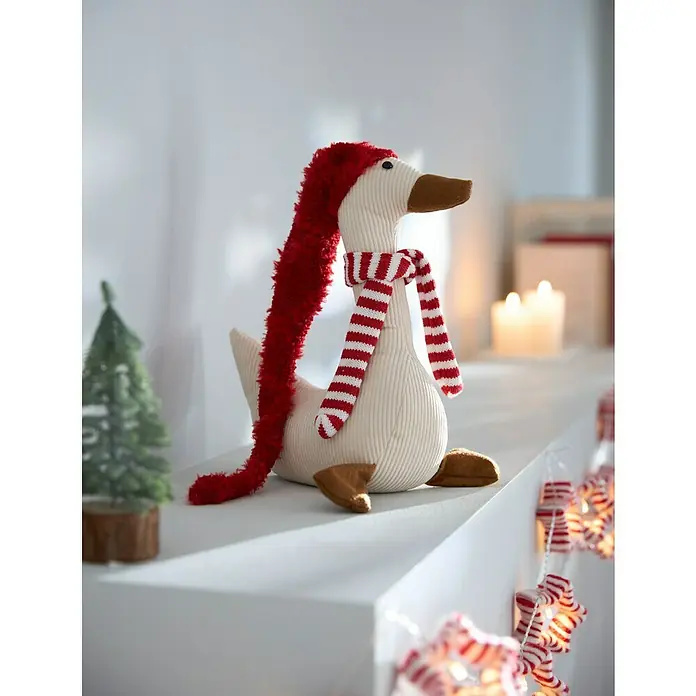 Dekofigur Weihnachtsgans - L x B x H: 28 cm x 11 cm x 70 mm, Textil - Festliche Stofftier-Gans mit roter Mütze und rot-weiß gestreiftem Schal, die weihnachtliche Stimmung verbreitet. Ideal für die saisonale Dekoration.