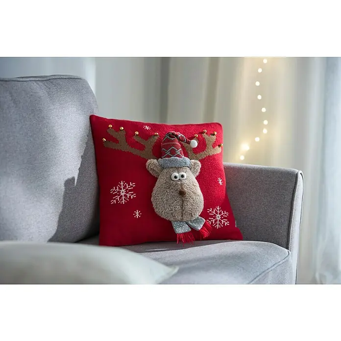 Kissen Rudolf - Rot, L x H: 40 x 40 cm - Weihnachtliche Dekoration: Ein rotes Kissen mit einem süßen Rentier-Motiv, perfekt für festliche Stimmung im Wohnzimmer.