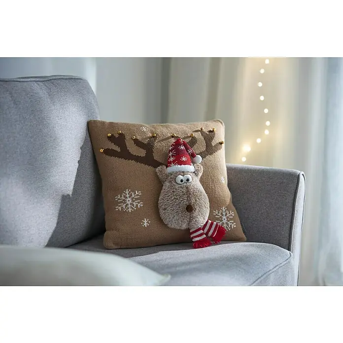 Kissen Rudolf - Beige, L x H: 40 x 40 cm - Dekoratives Weihnachtskissen mit einem Rentier-Motiv und einer niedlichen 3D-Rentierapplikation mit Weihnachtsmütze und Schal.