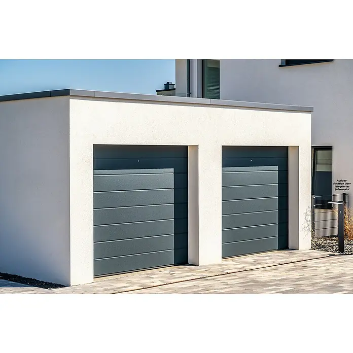 E2 elektro Solar-Sockelleuchte Sika-W - Neutralweiß, 4,4 W, L x B x H: 22 x 13,5 x 75 cm - Zwei moderne Garagentore in Grau, eingebaut in eine weiße Garagenstruktur, die ein schlichtes und elegantes Design aufweist.