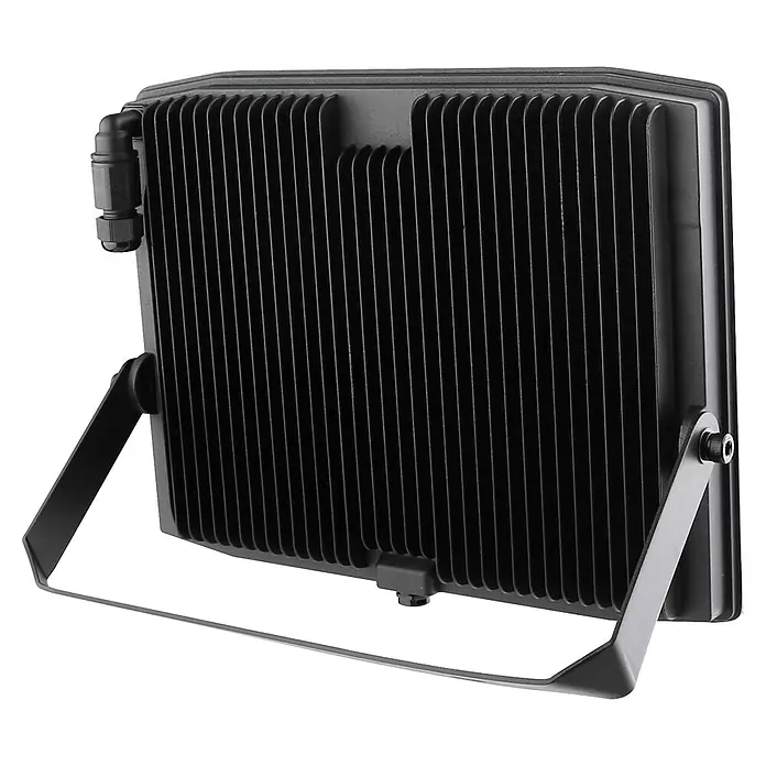 E2 elektro LED-Strahler Pro - 200 W, 22.000 lm, IP65 - Ein schwarzer LED-Strahler mit Kühlrippen und verstellbarer Halterung für Außenbereiche. Ideal für die Beleuchtung von Gärten oder Fassaden.