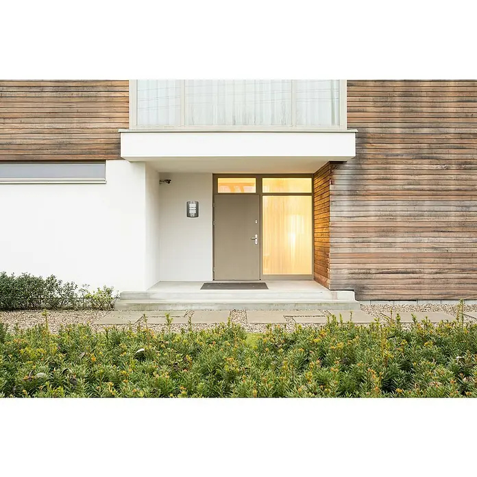 E2 elektro Außenwandleuchte Polis - 15 W, 11,8 x 29 x 15,9 cm, Alu, IP44 - Moderne Haustür mit Gegensprechanlage an einer stilvollen Hausfassade. Eine einladende Eingangspartie.