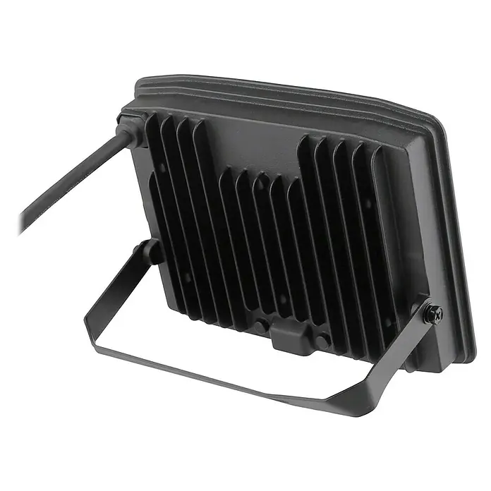 E2 elektro LED-Strahler - 50 W, 5.400 lm, 6.000 K, L x B x H: 3,5 x 18 x 15,5 cm, IP65 - Nahaufnahme einer schwarzen LED-Flutlicht mit Kühlrippen und verstellbarer Halterung.