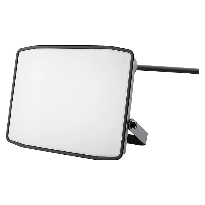 E2 elektro LED-Strahler - 50 W, 5.400 lm, 6.000 K, L x B x H: 3,5 x 18 x 15,5 cm, IP65 - Nahaufnahme eines modernen LED-Flutlichts mit schwarzem Rahmen und Montagebügel, ideal für Außenbereiche.