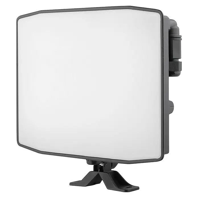 E2 elektro LED-Strahler Pro - 100 W, 11.000 lm, 6.000 K, IP65 - Nahaufnahme eines Videokonferenzlichts mit schwarzem Rahmen und Stativ, ideal für klare und professionelle Online-Meetings.