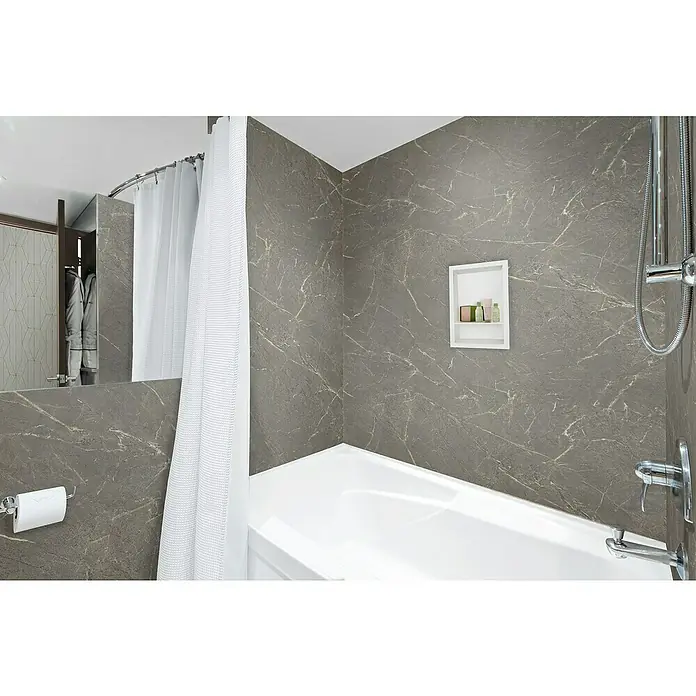 Wetwall Wandnische - L x B: 40 x 26 cm, Designer White, Doppelboden - Detailaufnahme eines Badezimmers mit Badewanne, grauen Marmorwänden, Duschvorhang und eingebautem Regal, das ein modernes und stilvolles Design zeigt.
