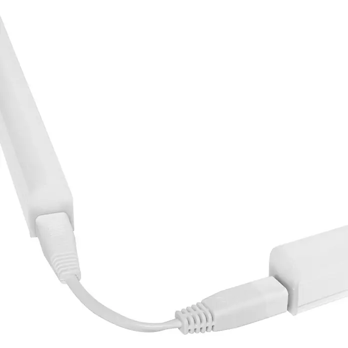 Osram LED-Lichtleiste Switch Batten - L x B x H: 31,3 x 2,2 x 3 cm, Lichtfarbe: Warmweiß, 4 W - Nahaufnahme eines LED-Streifens mit weißem Kabelanschluss, der die Verbindung und Funktionalität des Geräts hervorhebt.