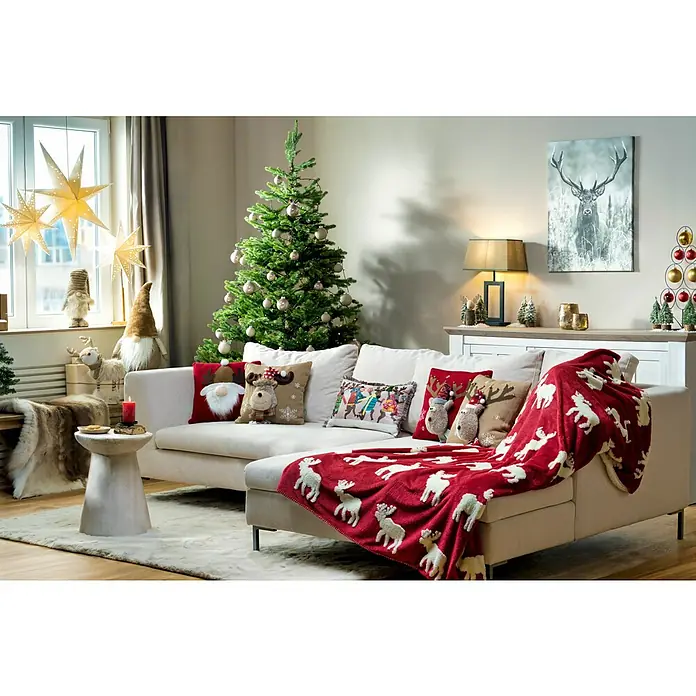 Kissen Santa - Rot, L x H: 40 x 40 cm - Festliches Wohnzimmer mit einem beigen Sofa, geschmückt mit weihnachtlichen Kissen und einer roten Decke mit Rentieren, die eine gemütliche Weihnachtsatmosphäre schafft.
