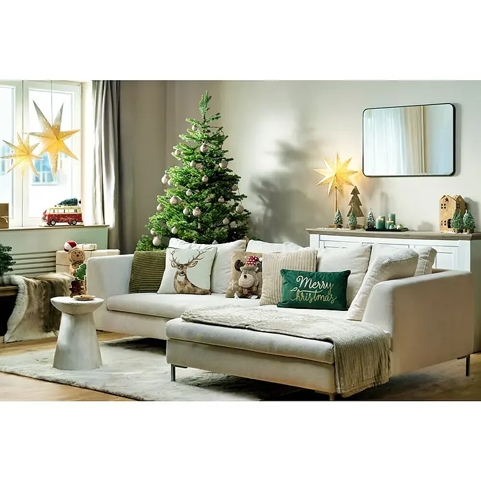 Kissen Rentier - Beige, L x H: 40 x 40 cm - Festlich dekoriertes Wohnzimmer mit Sofa, Weihnachtsbaum und Sternenleuchten für eine gemütliche Weihnachtsstimmung.