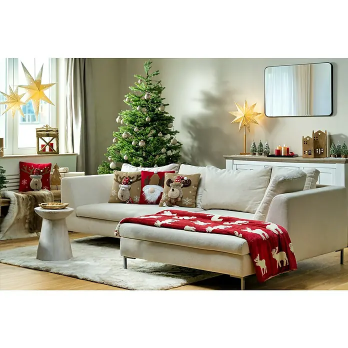 Kissen Santa - Rot, L x H: 40 x 40 cm - Festliche Wohnzimmerdekoration mit Sofa, Weihnachtsbaum und Sternenlichtern.