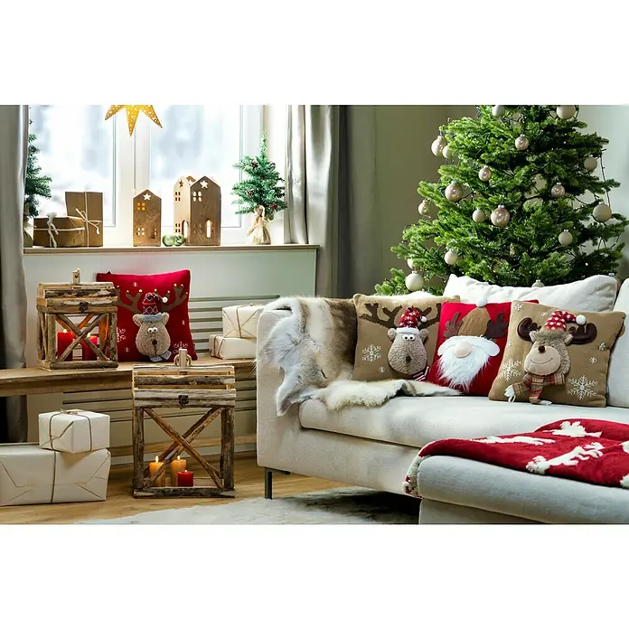 Kissen Santa - Rot, L x H: 40 x 40 cm - Festliche Dekoration mit Weihnachtskissen, Geschenkpaketen und Kerzenhaltern für eine gemütliche Atmosphäre.