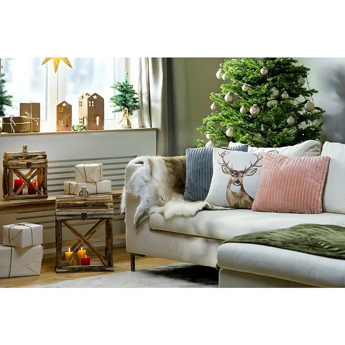 Edelmann Künstlicher Weihnachtsbaum Creston - Höhe: 45 cm, Grün - Festliche Dekoration mit Weihnachtsbaum, Kissen und rustikalen Kerzenhaltern für eine gemütliche Atmosphäre.