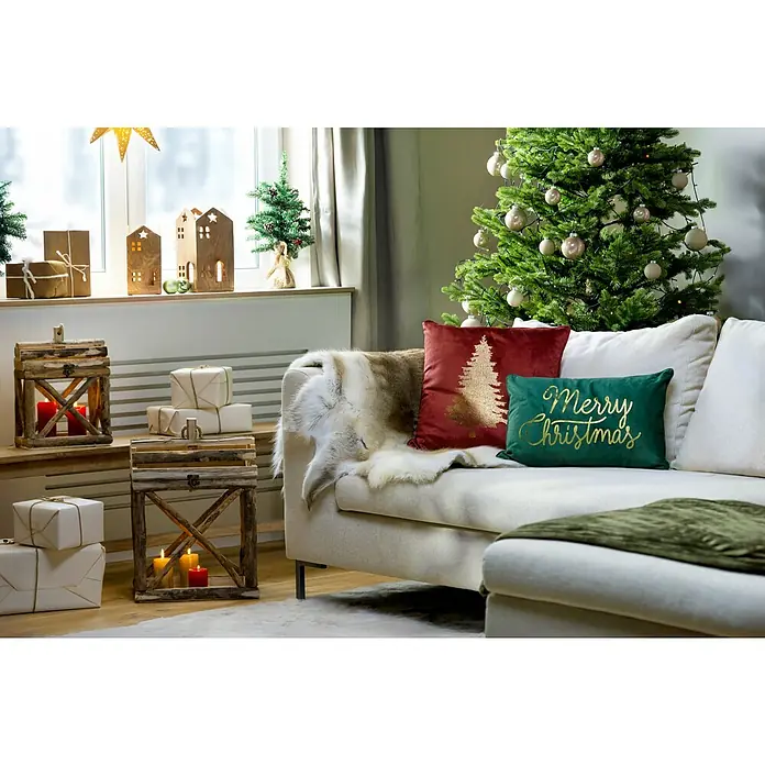 Kissen Tree Xmas - Rot, 45 x 45 cm, 100 % Polyester - Weihnachtliche Szene mit Baum, Kissen mit Weihnachtsbaum- und "Merry Christmas"-Aufdruck und Geschenken.