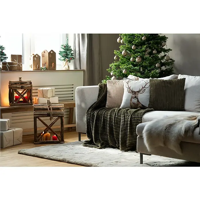 Kissen Stripe - Olive, 45 x 45 cm, 100 % Polyester - Festliches Wohnzimmerdekor mit rustikalen Laternen, Weihnachtsbaum und gemütlichem Sofa mit Kissen und Decken für eine warme Atmosphäre.