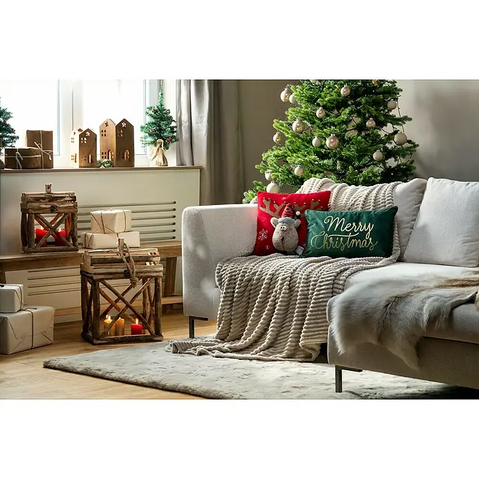 Kissen Rudolf - Rot, L x H: 40 x 40 cm - Weihnachtliche Wohnzimmerdekoration mit rustikalen Holzlaternen, Kissen mit weihnachtlichen Motiven und einem geschmückten Weihnachtsbaum für festliche Stimmung.