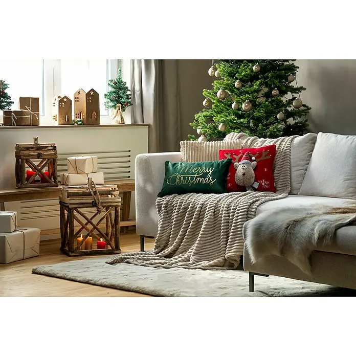 Kissen Stripe - Pumice Stone, 45 x 45 cm, 100 % Polyester - Festliche Wohnzimmerdekoration mit Weihnachtsbaum, Sofa mit Kissen und Decke sowie rustikalen Holzlaternen und Geschenken für eine gemütliche Weihnachtsatmosphäre.