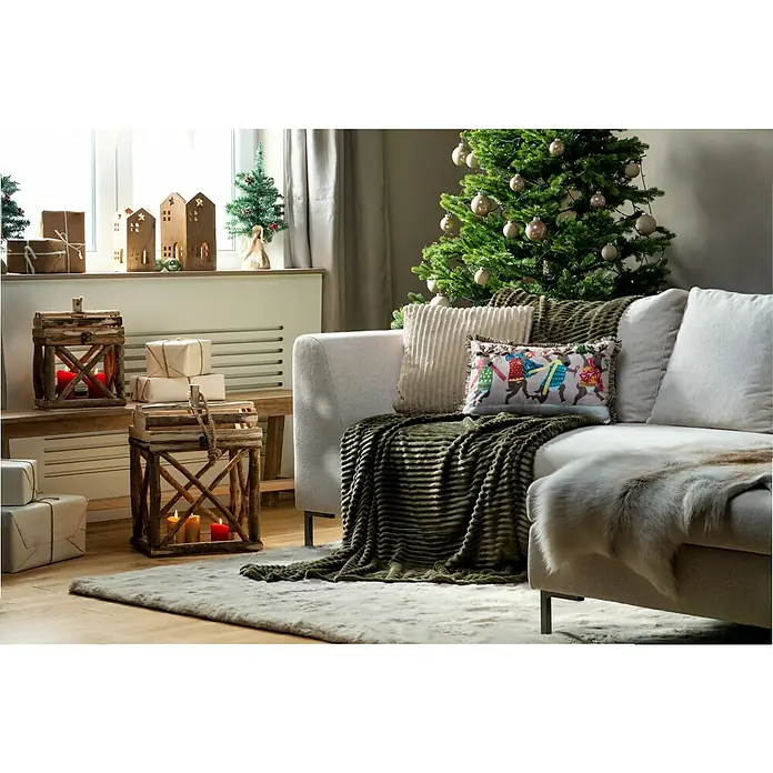 Kissen Rentiere - Weihnachten, 50 x 30 cm, 100 % Polyester - Festliche Dekoration mit rustikalen Holzlaternen, Geschenken und einem geschmückten Weihnachtsbaum für eine warme, einladende Atmosphäre.