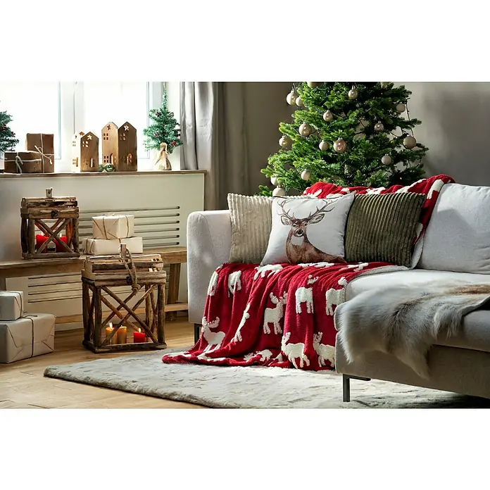 Kissen Stripe - Olive, 45 x 45 cm, 100 % Polyester - Festliches Wohnzimmer mit Weihnachtsbaum, rustikalen Laternen und einem gemütlichen Sofa mit Hirschmotiv-Kissen.
