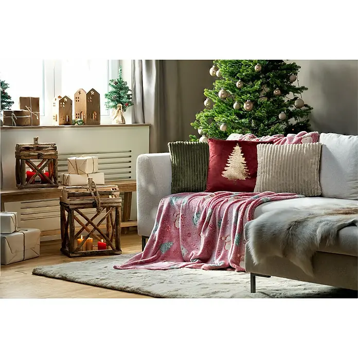 Kissen Stripe - Olive, 45 x 45 cm, 100 % Polyester - Weihnachtliches Interieur mit Sofa, Kissen und einer kuscheligen Decke. Im Vordergrund stehen rustikale Laternen und festliche Dekorationen.