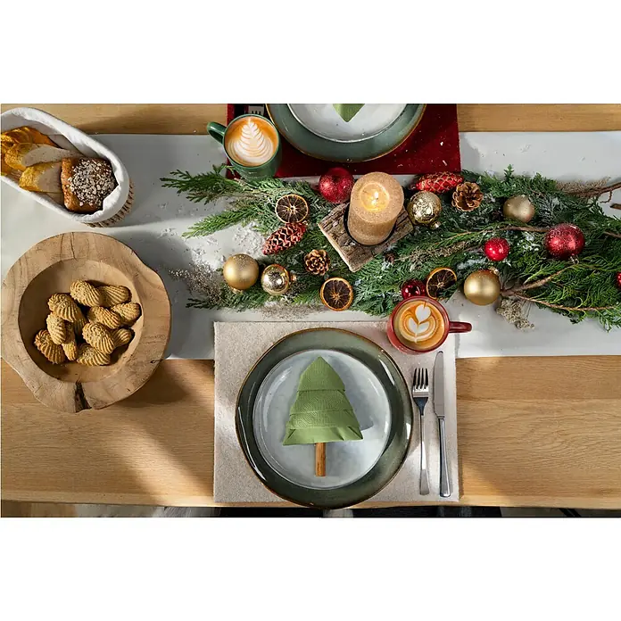 Platzset - 1 Stk., Sortiert, 28 x 38 cm - Festlicher Tisch mit Geschirr, Weihnachtsbaum-Servietten, Gebäck und Dekorationen.